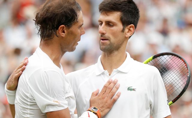 Tako sta se po finalni predstavi Wimbledona pred dvema letoma pozdravila Rafael Nadal in Novak Đoković, zdaj bosta z Rogerjem Federarjem zbirala denar za tiste iz spodnjega dela lestvice ATP. FOTO: Reuters