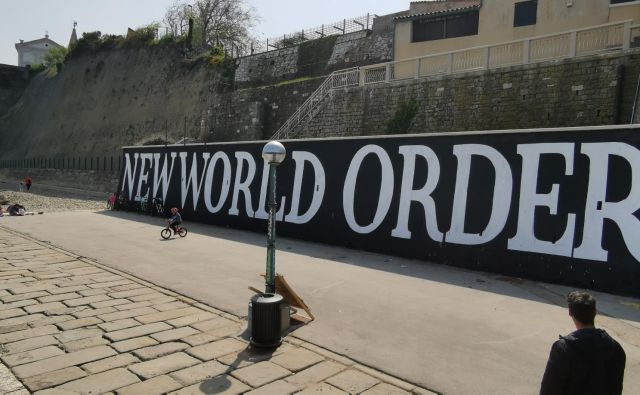 Novi svetovni red kot grafit, za katerega ni nihče izdal dovoljenja buri piranske duhove. FOTO: Boris Šuligoj
