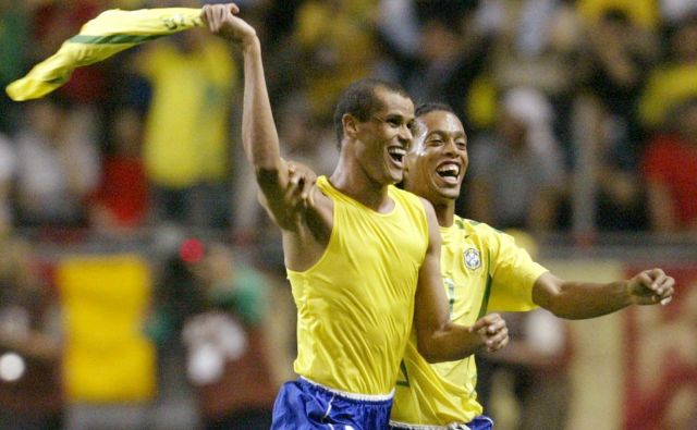 Rivaldo in Ronaldinho na svetovnem prvenstvu leta 2002, ki ga je prepričljivo dobila Brazilija. FOTO: Reuters