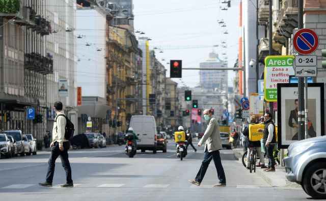 Na ulicah Milana je opaziti vse več ljudi, toda župan mesta se boji, da bo rahljanje ukrepov prišlo prezgodaj. Foto: Reuters