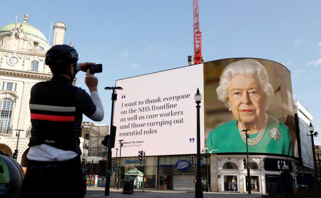 Kraljica Elizabeta II. je zaradi epidemije koronavirusa 5. aprila nagovorila prebivalce Velike Britanije in držav Commonwealtha. Njen govor so predvajali tudi na znamenitem Piccadilly Circusu v Londonu. FOTO: Reuters