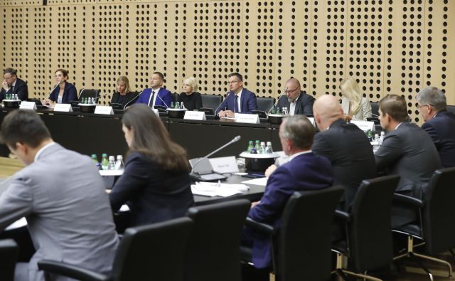 Janja Zorman Macura (na fotografiji levo od Marjana Šarca) je zasedla mesto generalnega sekretarja največje opozicijske stranke LMŠ. FOTO: Leon Vidic