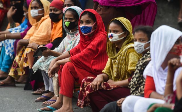 Pandemija koronavirusa je v oblačilni industriji, ki zaposluje 50 milijonov ljudi, razgalila tisto, na kar nevladne organizacije opozarjajo že leta. Foto AFP