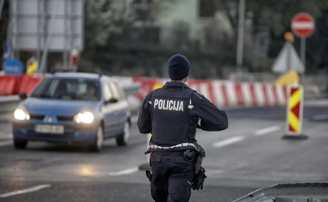 Meja med Slovenijo in Italijo je zaprta, a jo lahko prestopijo tisti, ki gredo v drugo državo na delo. Foto Blaž Samec