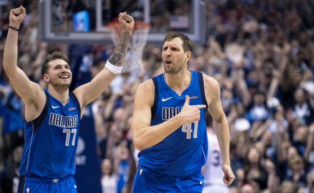 Tudi Luka Dončić je vidno užival med lansko zadnjo domačo tekmo Dirka Nowitzkega v Dallasu. FOTO: USA Today Sports