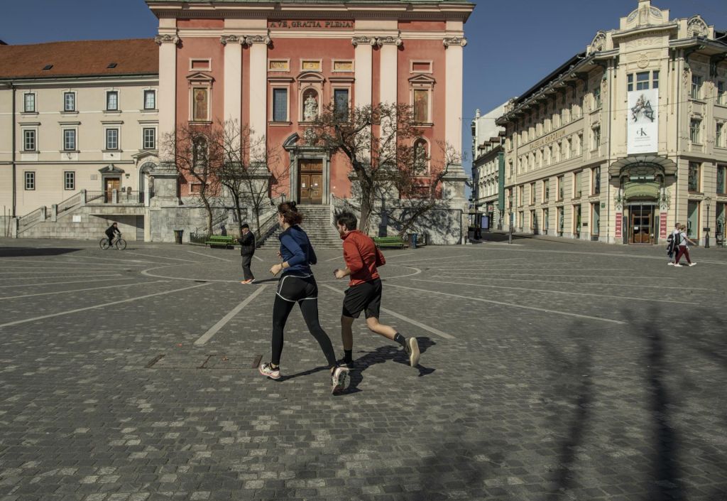 FOTO:Janša: Naslednje sproščanje omejitev po prvomajskih praznikih, če bo situacija ugodna