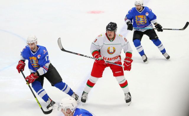 Beloruski predsednik Aleksander Lukašenko tudi v dneh širitve koronavirusa še naprej vztraja pri hokejski rekreaciji. FOTO: Reuters