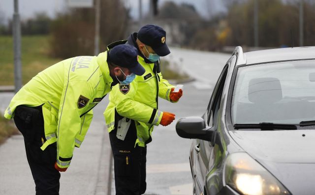 Policiji bodo med drugim na voljo podatki o vrsti in trajanju karantene zaradi okužbe z novim koronavirusom ter o drugih omejitvah, odrejenih za posamezno osebo. FOTO: Leon Vidic/Delo