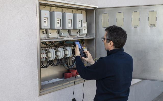 Potrošnik tudi po menjavi dobavitelja ostaja priključen na isto omrežje in isti električni priključek ali števec, zato je bojazen pred fizičnimi posegi na domu odveč. FOTO: Voranc Vogel/Delo