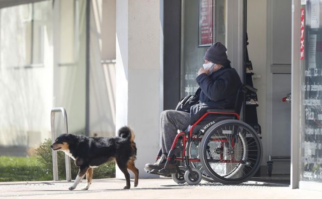 V program Veriga psihosocialne oskrbe in druženja, ki deluje pri ZIFS, je vključenih tristo uporabnikov, nekateri med njimi bivajo v domu za starejše in vedno jih je nekaj tudi v bolnišnici. FOTO: Leon Vidic