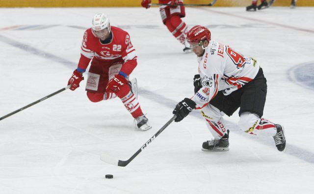 Žan Jezovšek (desno) se po dveh letih vrača na Jesenice. FOTO: Leon Vidic/Delo