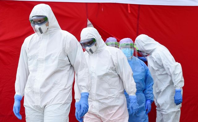 Povsod po svetu so bili na priporočilo medicinske stroke sprejeti vladni ukrepi, ki omejujejo gibanje, osebne stike in druženje večjega števila oseb. Foto Reuters