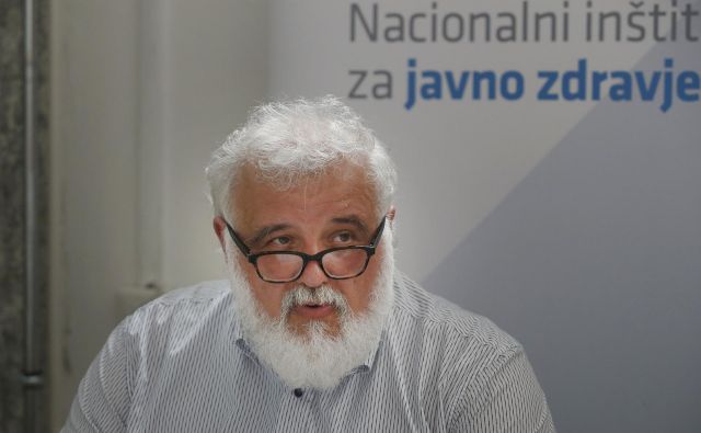 Tudi dr. Milan Krek je prepričan, da je postopno sproščanje ukrepov nujno, da lahko stroka oceni učinek, ki ga ima sprostitev posameznega ukrepa na zdravstveno sliko v državi. FOTO: Blaž Samec/Delo