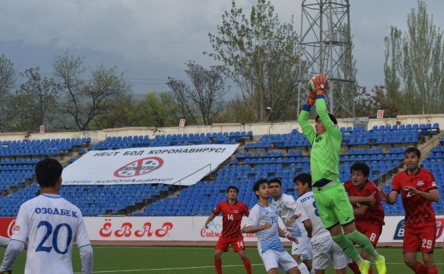 V Tadžikistanu bodo danes še dokončali četrto kolo, nato pa bodo do najmanj 10. maja prekinili nogometno prvenstvo. FOTO: Reuters