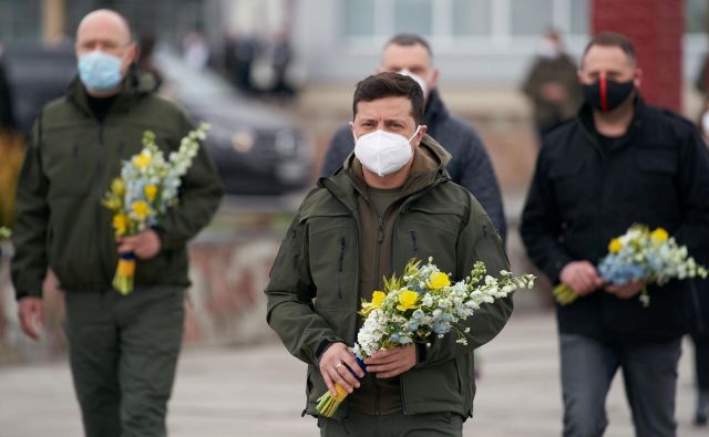 Predsednik Volodimir Zelenski se je poklonil žrtvam katastrofe izpred 34 let, v izjavi pa izrazil spoštovanje tudi do gasilcev in vseh, ki trenutno delujejo na območju Černobila. FOTO: Reuters