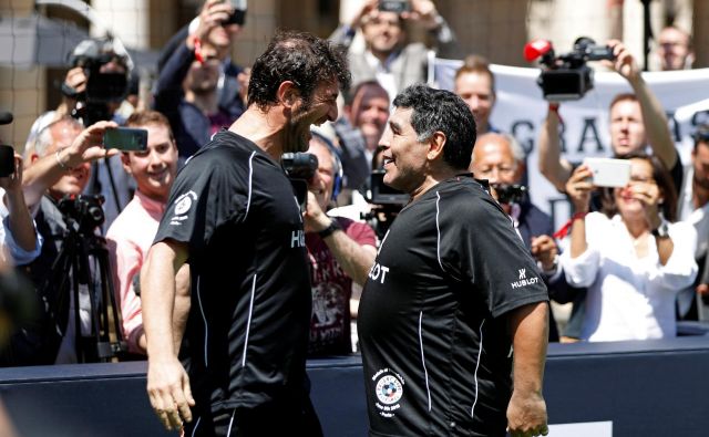 Ciro Ferrara in Diego Maradona sta pri Napolju štiri leta delila slačilnico in osvojila dva naslova italijanskega prvaka. FOTO: Reuters