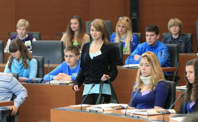 V okviru programa Otroški parlament so osnovnošolci letos spoznavali temo »Moja poklicna prihodnost«. Zaradi epidemije večina občinskih in regijskih parlamentov ni bila izvedena. FOTO: Leon Vidic/Delo