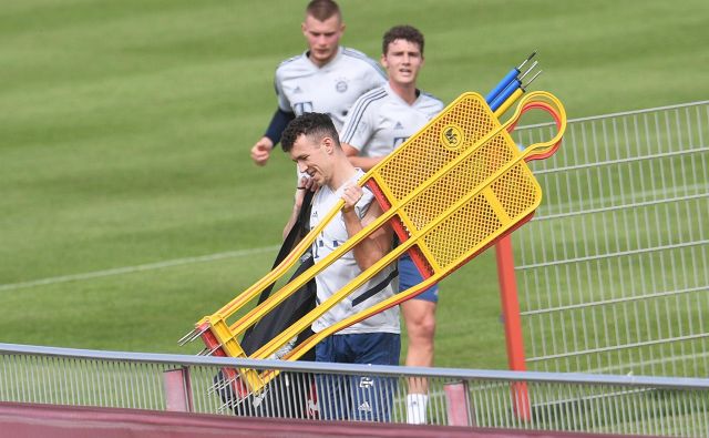 Nemci intenzivno vadijo za nadaljevanje prvenstva, tudi hrvaški nogometaš Ivan Perišić je takole aktiven med treningom Bayerna. FOTO: Reuters