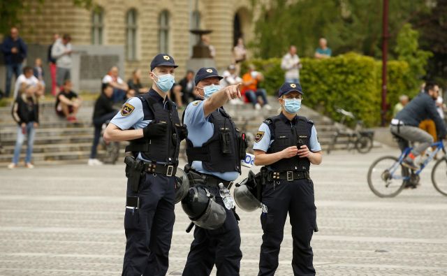 Po sprejetju dopolnil prvega ter drugega interventnega paketa v državnem zboru bo vlada obravnavala načrt sproščanja omejitvenih ukrepov za predvidljivo prihodnost, je čivknil premier Janez Janša. Foto Matej Družnik