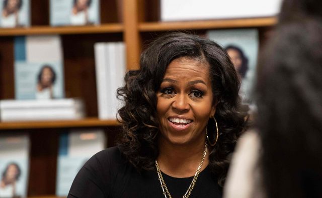 Michelle Obama ob prvi obletnici izida uspešnice <em>Moja zgodba</em><em> </em>med podpisovanjem knjige v knjigarni v Washingtonu Foto AFP