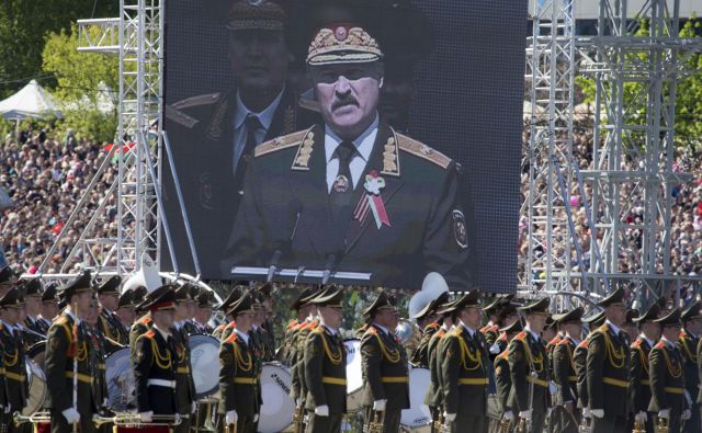 Lukašenko med govorom na eni od preteklih majskih vojaških parad. Konec marca je na vprašanja o epidemiji odgovoril takole: »Tukaj ni virusov. Jih vidite, da letajo naokoli? Jaz jih tudi ne vidim.« Foto: Reuters