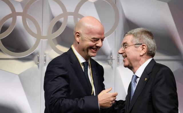 Prva moža MOK Thomas Bach (desno) in Fife Gianni Infantino se soočata s podobnimi izzivi. FOTO: AFP