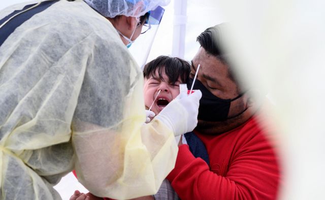 Med otroki v Veliki britaniji, Španiji in Italiji narašča število obolenj za Kawasakijevo boleznijo. Slika je simbolična.  FOTO: Robyn Beck/Afp