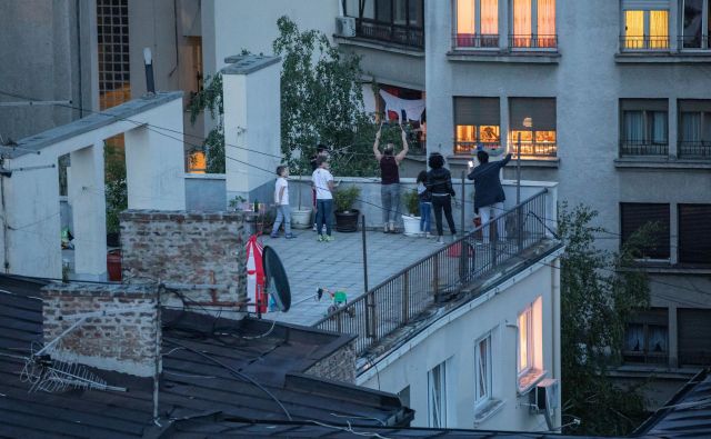 Ljudje, naveličani večdnevnih policijskih ur, so se odzvali »s hrupom proti diktaturi«, o kateri je opozicija napovedala, da se bo preselila z balkonov na ulice in »dokončno obračunala z nenormalno oblastjo«.<br />
Foto Reuters