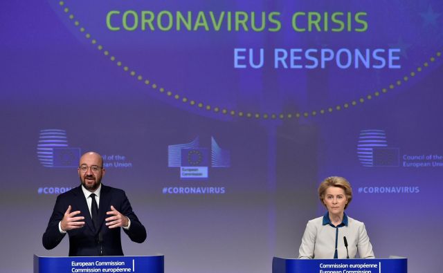 Predsednica evropske komisije Ursula von der Leyen je pojasnila, da so evropski politiki podcenjevali nevarnost pandemije novega koronavirusa, in se v evropskem parlamentu opravičila Italiji, ki ni dobila pomoči, ko jo je najbolj potrebovala. Na fotografiji s predsednikom evropskega sveta Charlesom Michelom. Foto: Reuters