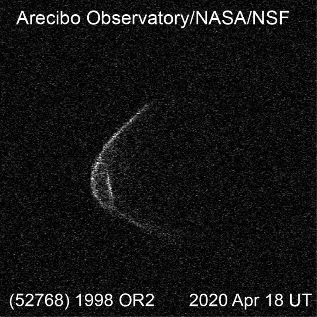 FOTO:Orjaški asteroid, razpadajoči komet, plešoči črni luknji in neznani leteči predmeti