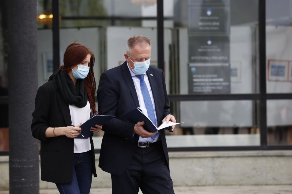 FOTO:Zaščitna oprema: Na pogodbah so podpisi štirih ljudi