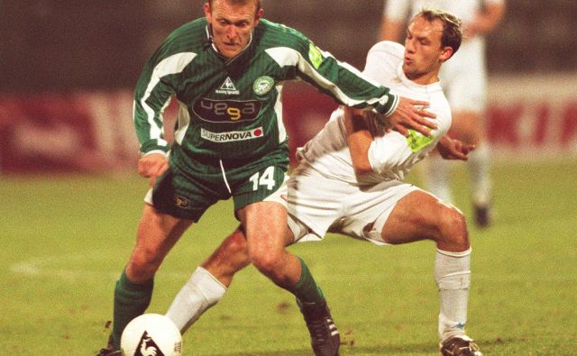 Robert Prosinečki (levo) je v sezoni 2002/03 branil barve ljubljanske Olimpje, slovenski pokal pa je njegova zadnja lovorika.<br />
FOTO: Dokumentacija Dela