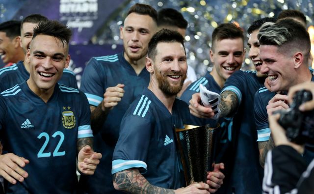 Lionel Messi (v sredini) in Lautaro Martinez (levo) sta nazadnje igrala skupaj lanskega novembra v majici argentinske reprezentance. FOTO: Reuters