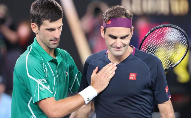 Novak Đoković in Roger Federer na letošnjem odprtem prvenstvu Avstralije ... Taki prizori v začetnem obdobju zagona tenisa najbrž ne bodo možni. FOTO: AFP