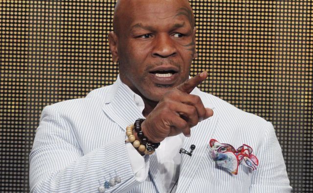 Legendarni ameriški boksar Mike Tyson je s svežim videoposnetkom svojega treninga pokazal, da še vedno premore hitrost, moč in natančnost udarcev. FOTO: Reuters