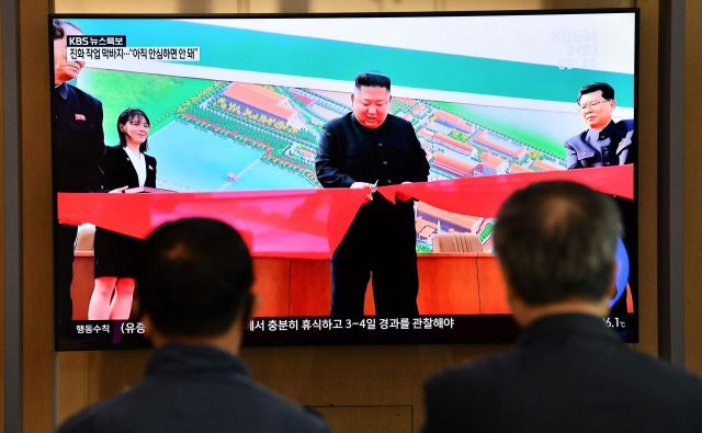 Severnokorejska tiskovna agencija KCNA je navedla, da je Kim Džong Un med mnogimi vzkliki »hura« v Sunčonu severno od Pjongjanga prerezal otvoritveni trak nove tovarne fosfatov. FOTO: Jung Yeon-je/AFP