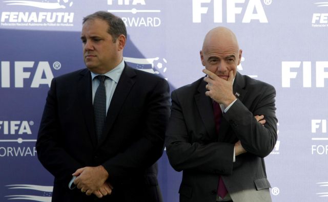 Podpredsednik in predsednik Fife Victor Montagliani in Gianni Infantino. FOTO: Reuters