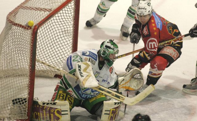 Klemen Mohorič je nekoč takole branil v domačih hokejskih derbijih, zdaj pa je že vrsto let uveljavljen trener vratarjev v prestižni KHL. FOTO: Igor Zaplatil/Delo