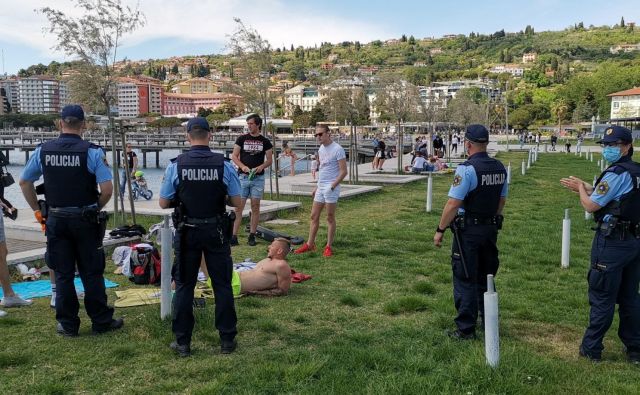 Policisti čistijo portoroško plažo. FOTO: Boris Šuligoj