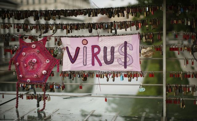 Brez nadaljnjega spoštovanja ukrepov se korona virus lahko na jesen vrne.  FOTO: Jure Eržen/delo