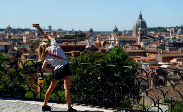 Od danes so v Italiji znova odprti parki, kar bodo mnogi izkoristili za športne dejavnosti. Foto Reuters