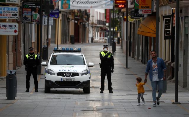 A na kršitelje karantene ne naleti vedno policija, nasprotno, v teh norih časih je začel pustošiti tudi virus ovaduštva, ki je bolj nalezljiv kot koronavirus. FOTO: Jon Nazca/Reuters