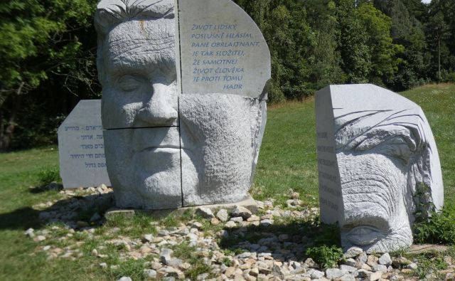 Haškova glava je visoka 2,65 metra, zgrajena je iz lokalnega granita in tehta 18 ton. Na desetih ravnih ploskvah je izpisan Švejkov citat v desetih jezikih. FOTO: Staša Lepej Bašelj