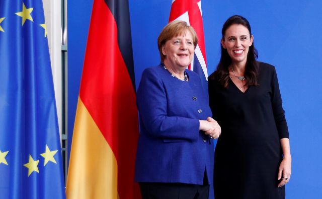 Angela Merkel in Jacinda Ardern Nemčijo in Novo Zelandijo uspešno vodita v najhujši zdravstveni krizi našega časa. FOTO: Reuters