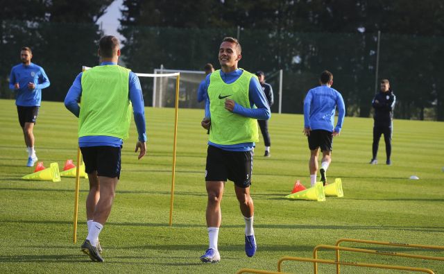 Oktobrski trening nogometne reprezentance na Brdu pri Kranju. Kdaj bomo spet videli podobne prizore? FOTO: Jože Suhadolnik