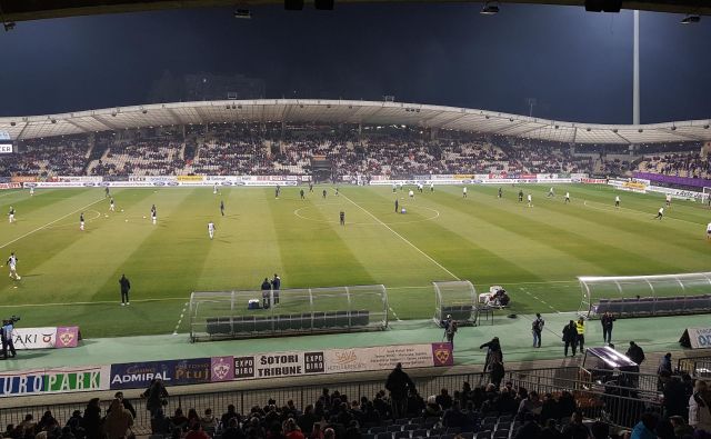 Črna prihodnost slovenskega klubskega nogometa so lahko amaterski derbiji brez spektakularnih potez, z malo navijači, a tudi z manjšim prihodkom državne blagajne. Foto Leon Vidic FOTO: Leon Grün/Delo