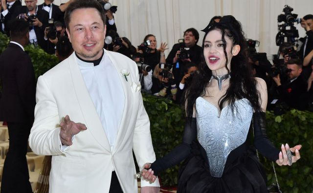 Milijarder Elon Musk in pevka Grimes sta razkrila, da sta par, na modni slovesnosti Met Gala. FOTO: Angela Weiss/AFP