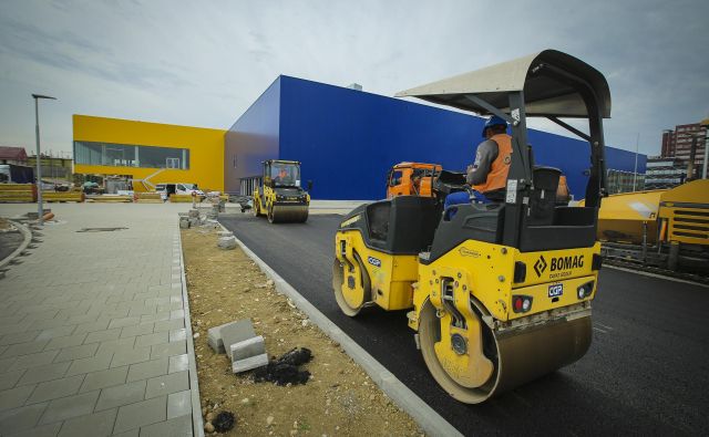 Gradnje Ikee v Ljubljani koronavirus ni ustavil. FOTO: Jože Suhadolnik/Delo