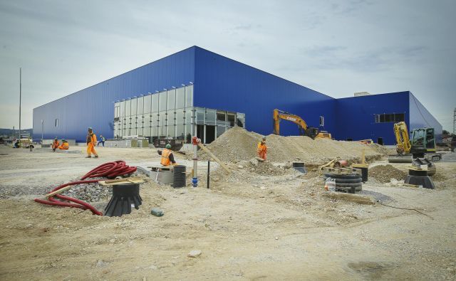 Značilna modra Ikeina stavba in streha sta postavljeni, delno je urejena okolica, vgrajena je tudi že večina tehničnih inštalacij v stavbi. FOTO: Jože Suhadolnik/Delo