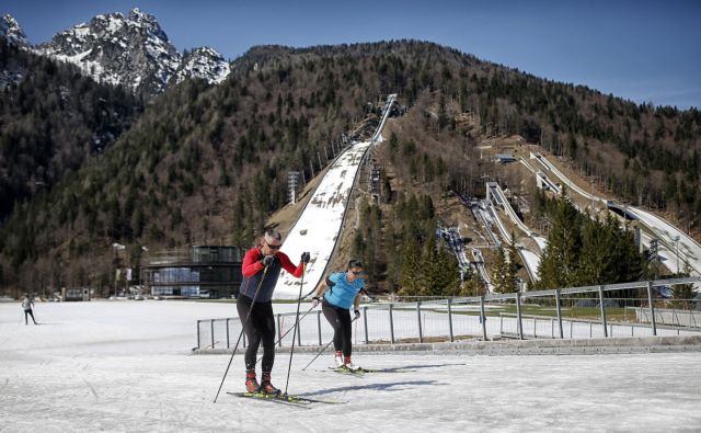 Tako kot nordijski športniki so tudi rekreativci v Planici morali sredi marca predčasno končati sezono. FOTO: Blaž Samec/Delo